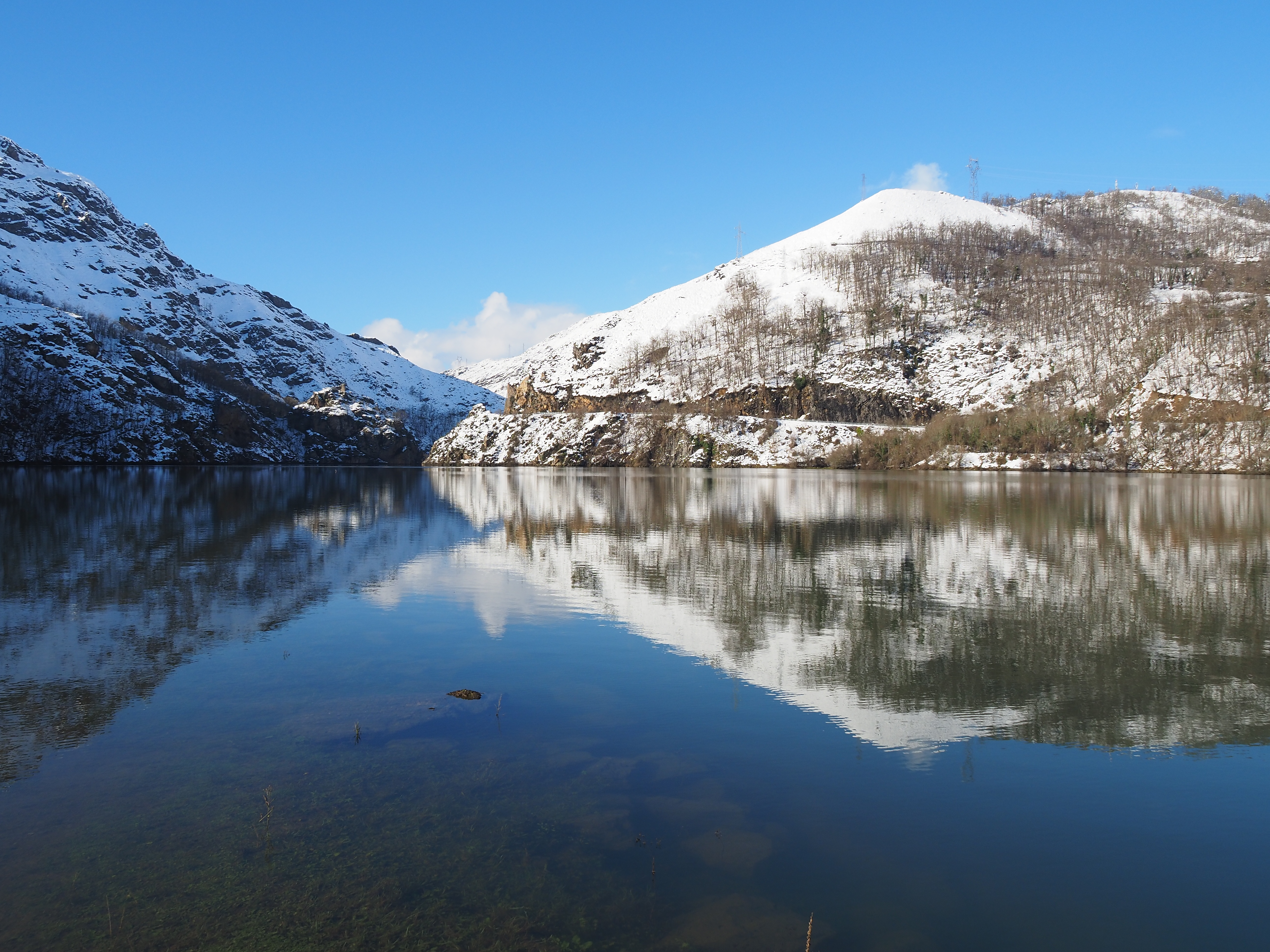 Embalse de Rioseco, reflejo montañas nevadas